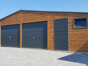 Plechová garáž 12×5 m – Zlatý dub světlý/grafit tmavý matný"SPITYHNEV"