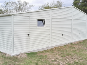 Plechová garáž 11,5×5 m – bílá/trojgaráž "BARTOLOMEJ"