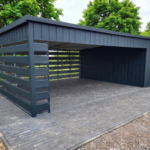 Přístřešek lamelový 6,5x6m barva grafit + Kůlna 1x6m