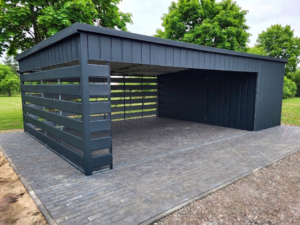 Přístřešek lamelový 6,5x6m barva grafit + Kůlna 1x6m