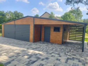 Plechová garáž 9×6 m – Zlatý dub světlý-grafit tmavý + přístřešek 1,5x6m"DAMETRIUS"