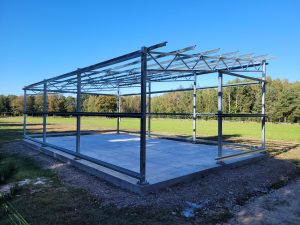 Plechová garáž 6×8x3-4m – konstrukce pro samozakrytí plechem nebo pur panelem