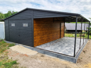 Plechová garáž 3,5×6 m – černá matná/zlatý dub + Přístřešek 4x6 m "KAL 5"