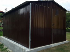 Plechová garáž 3×5 m – tmavě hnědá/pozinkovaná konstrukce "ADA 3"