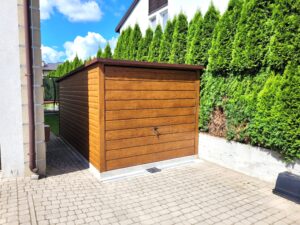 Plechová montovaná garáž 3×5 m – Zlatý dub/výklopná vrata "ALI"