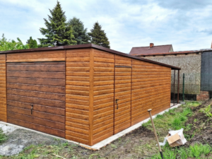 Plechová garáž 5×6 m + přístřešek 5×1 m – Zlatý dub světlý "GREGOR"