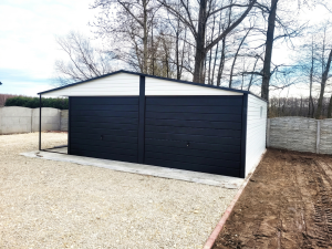 Plechová garáž 6×6 m + přístřešek 1×6 m –– bílá/ černá "HERMES 2"
