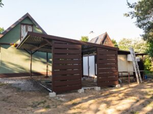 2 autó számára kialakított fedett helyiség mérete 6 x 4 m BTX8017 sötétbarnás tetőátfedés 100 cm-es elöl