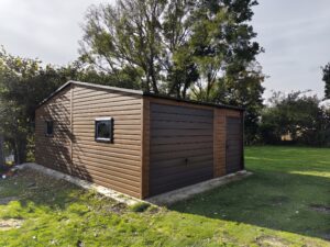 Kovová garáž 5×4,5 m Ořech /dveře/ 4x okno "BOLEK" - doprava a montáž po celej Českej republike zdarma.